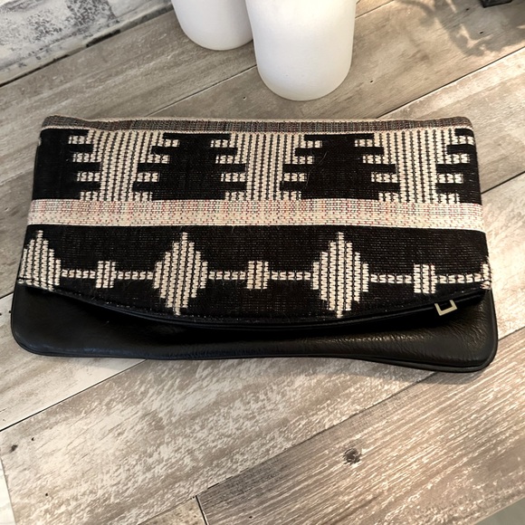 *FREE w/ purchase eligible* Tribal Print Clutch Crossbody Bag w detachable chain - Picture 2 of 6